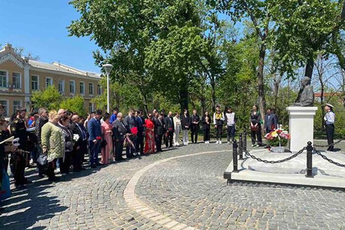 Các đại biểu tham sự lễ dâng hoa tượng đài Bác, tại Vườn hoa hoa mang tên Người ở phố Borichenko