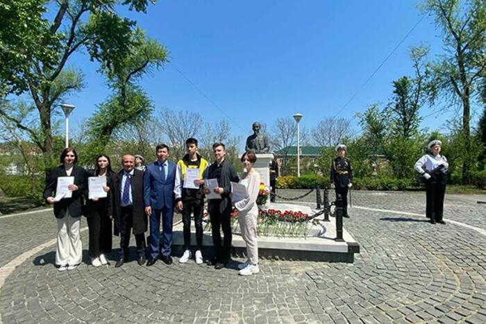 Tổng Lãnh sự Việt Nam tại Vladivostok  Nguyễn Đăng Hiền trao giải thưởng cho các sinh viên LB Nga tại Trường ĐH Tổng hợp Viễn Đông đạt giải cuộc thi Olympic tiếng Việt 