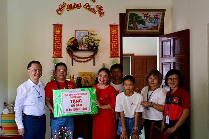 Phó Chủ nhiệm Ngô Hướng Nam và đại điện bà con kiều bào tặng quà cho hộ dân sống tại Đảo Sinh Tồn