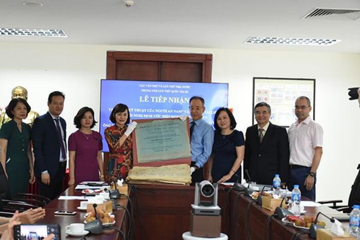 Nguyên Đại sứ Việt Nam tại Pháp Nguyễn Thiệp thay mặt  gia đình bà Vũ Thị Xuân Phương trao tặng tập sách cho Trung tâm Lưu trữ Quốc gia III