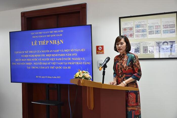 Bà Trần Thị Việt Hoa- Giám đốc Trung tâm Lưu trữ Quốc gia III phát biểu tại lễ tiếp nhận