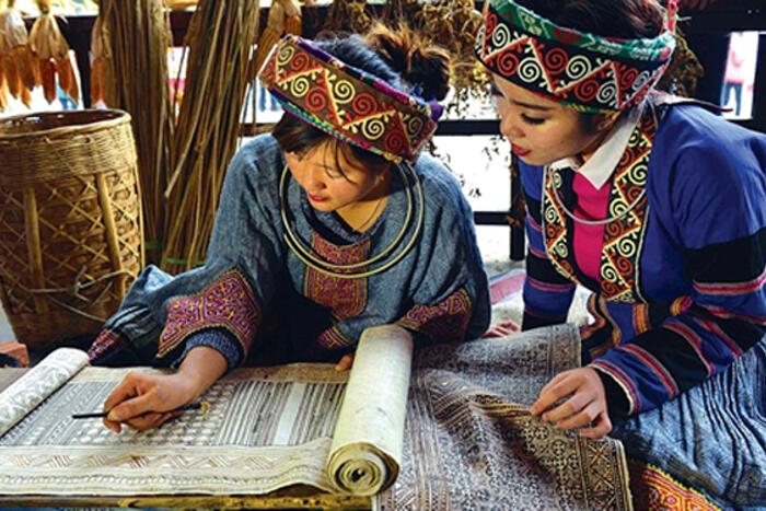 Vẽ hoa văn trên vải thổ cẩm của người Mông, tỉnh Hà Giang