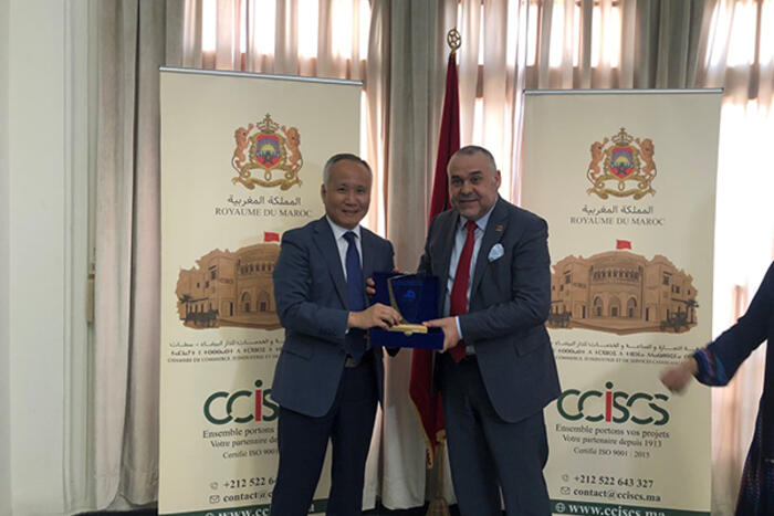 Chủ tịch Phòng Thương mại, Công nghiệp và Dịch vụ Casablanca-Settat trao tặng quà lưu niệm cho Thứ trưởng Trần Quốc Khánh