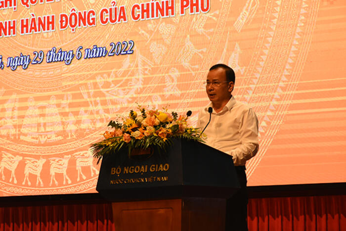 Phó Trưởng ban Dân vận TW Nguyễn Lam trình bày tham luận tại Hội nghị
