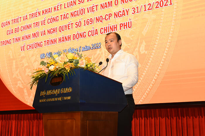 Phó Trưởng ban Tuyên giáo TW Lê Hải Bình trình bày tham luận tại Hội nghị
