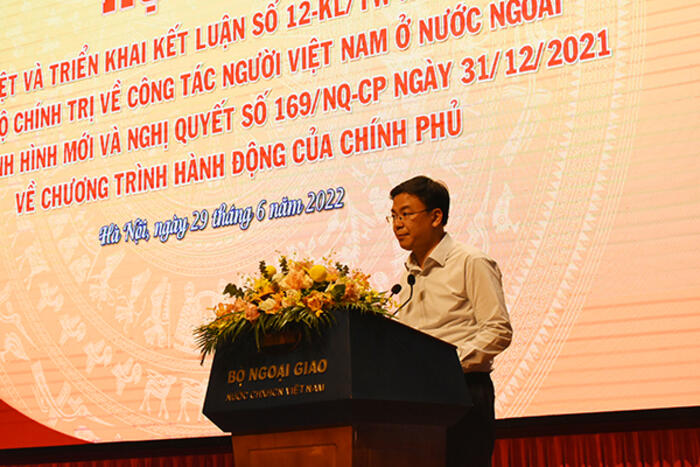 Thứ trưởng Phạm Quang Hiệu đọc báo cáo tại Hội nghị