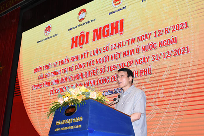 Trung tướng Lương Tam Quang- Thứ trưởng Bộ Công an trình bày tham luận tại Hội nghị