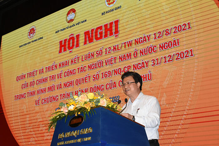Thứ trưởng Bộ Giáo dục và Đào tạo Nguyễn Hữu Độ trình bày tham luận tại Hội nghị