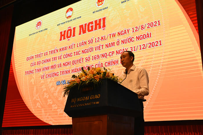 Phó Chủ tịch UBTW Mặt trận Tổ quốc VN Phùng Khánh Tài trình bày tham luận tại Hội nghị