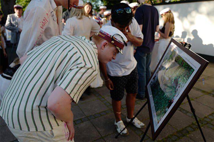 Các học sinh Đan Mạch tại không gian trưng bày ảnh tại khuôn viên Đại sứ quán Việt Nam