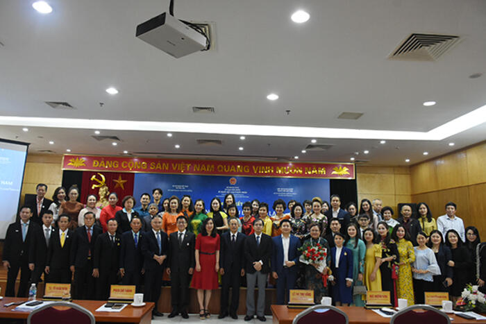 Các đại biểu tham dự Diễn đàn tại Hà Nội chụp ảnh lưu niệm 