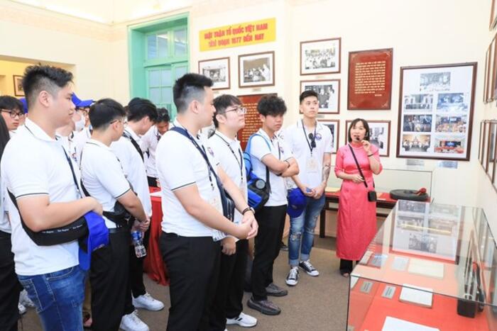 Các đại biểu thăm Phòng trưng bày để tìm hiểu về lịch sử hình thành và phát triển của MTTQVN