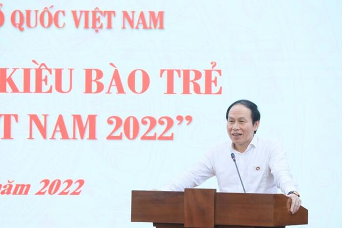Phó Chủ tịch - Tổng Thư ký Ủy ban Trung ương MTTQ Việt Nam Lê Tiến Châu trao đổi với các đại biểu tại buổi gặp mặt