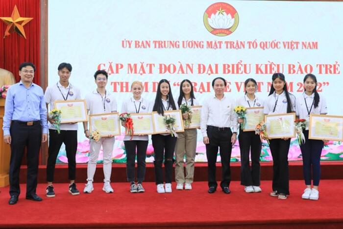 Ông Lê Tiến Châu trao Bằng khen của Ủy ban Trung ương Mặt trận Tổ quốc Việt Nam cho 8 học sinh, sinh viên có thành tích xuất sắc