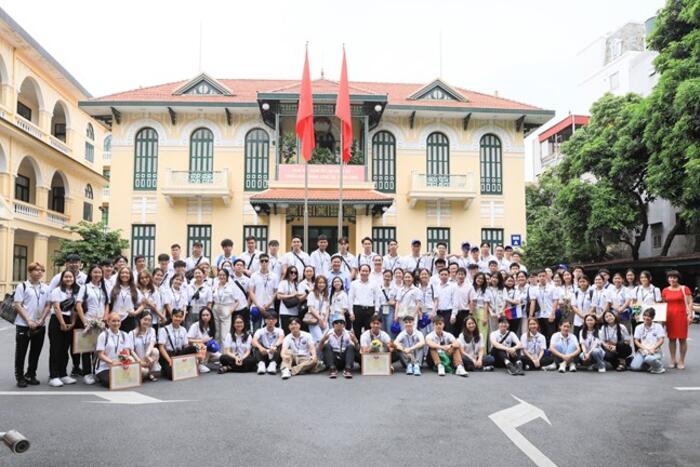 Phó Chủ tịch – Tổng Thư ký Lê Tiến Châu chụp ảnh lưu niệm cùng các em học sinh, sinh viên tham dự "Trại hè Việt Nam" năm 2022