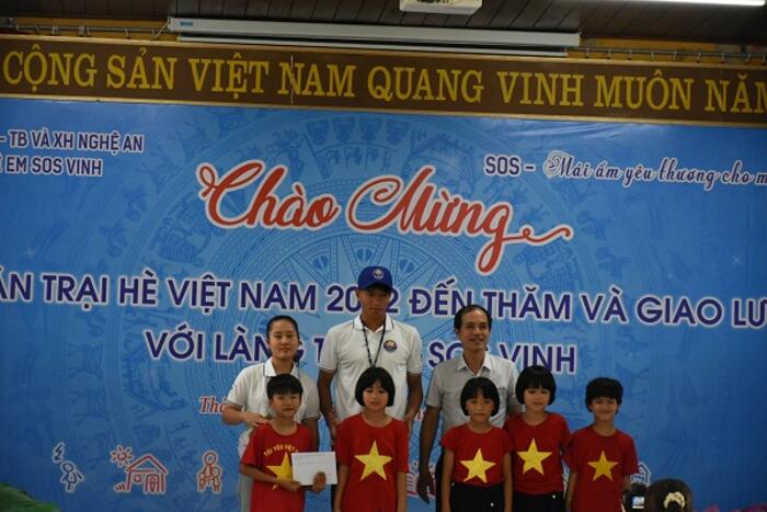 Đại điện đại biểu Trại hè Việt Nam trao tặng quà tặng cho các em nhỏ