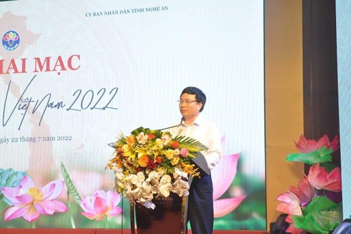 Ông Bùi Đình Long, Phó Chủ tịch UBND tỉnh Nghệ An chào mừng Đoàn đại biểu Trại hè Việt Nam 2022 về với tỉnh