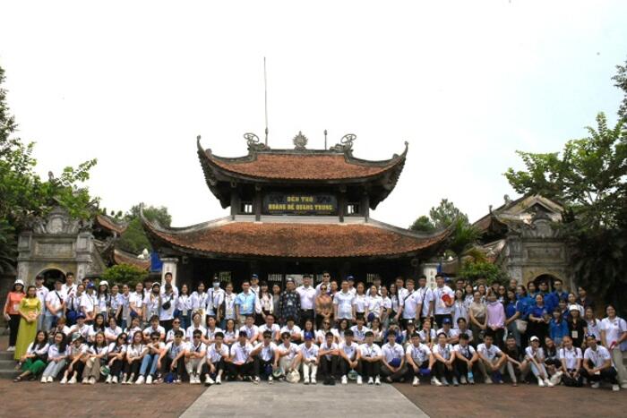 Đoàn đại biểu Trại hè Việt Nam chụp ảnh lưu niệm trước đền thờ Hoàng đế Quang Trung