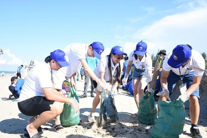 Các thanh niên, sinh viên kiều bào cùng nhau nhặt rác, làm sạch bãi biển Cửa Lò