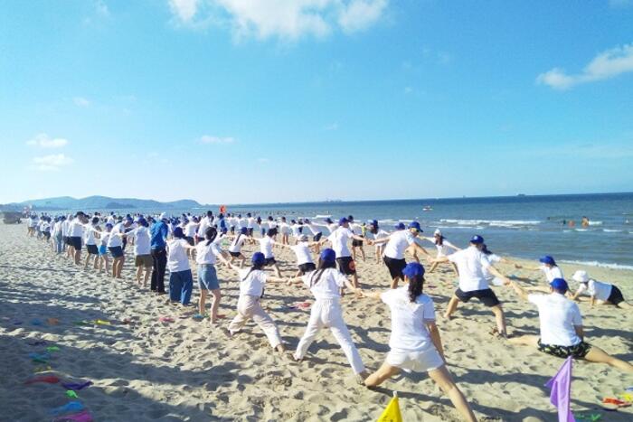 Đoàn cũng đã tham gia các trò chơi tập thể vui nhộn tại bãi biển và tận hưởng những giây phút thư giãn nô đùa cùng sóng biển Cửa Lò