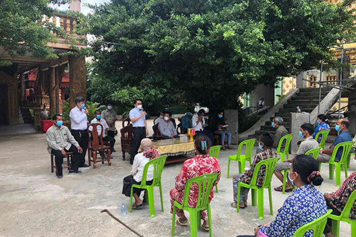 Phó Chủ nhiệm Ủy ban Nhà nước VNVNONN Ngô Trịnh Hà tặng quà cho các hộ dân tại khu tạm neo đậu tại Km16, Quốc lộ 5