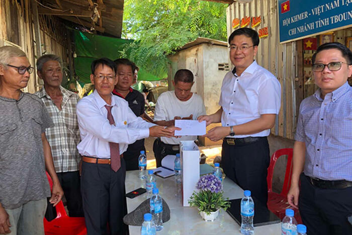 Đoàn thăm hỏi và tặng quà Chi hội Khmer-Việt Nam tại Tbong Khmum