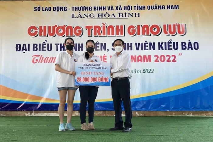 Ông Đặng Đôi, Giám đốc làng Hoà Bình, Quảng Nam, đại diện cho làng, tiếp nhận số tiền 28 triệu đồng là tấm lòng của các kiều bào trẻ gửi tặng