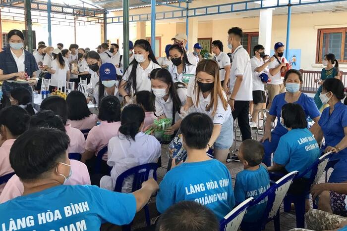  Các đại biểu Trại hè Việt Nam trao quà tặng những người khuyết tật, có hoàn cảnh khó khăn