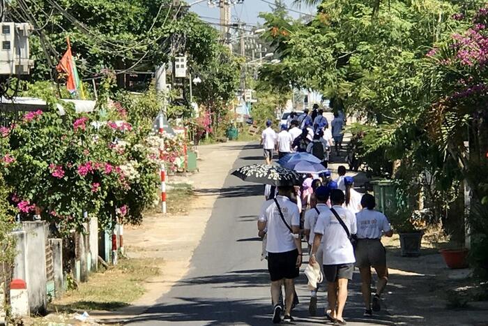 Các đại biểu thăm làng bích hoạ Tam Thanh