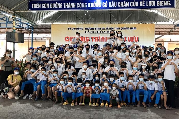 Các đại biểu Trại hè Việt Nam chụp ảnh lưu niệm tại Làng Hoà Bình, Quảng  Nam.