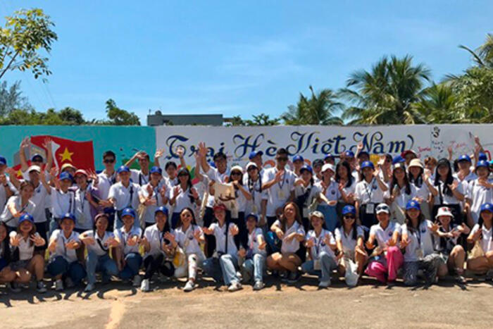 Các thanh niên kiều bào chụp ảnh trước bức tranh mà Đoàn Trại hè Việt Nam 2022 vừa hoàn thiện tại làng bích họa Tam Thanh