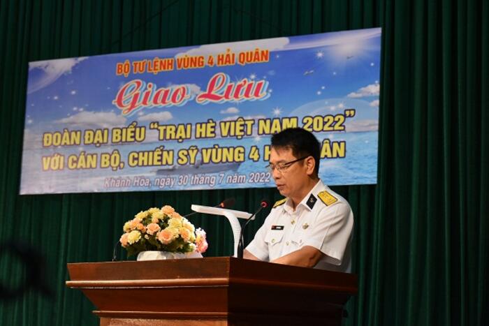Đại tá Lã Văn Hùng, Phó Chính ủy Vùng 4 Hải quân phát biểu tại buổi giao lưu