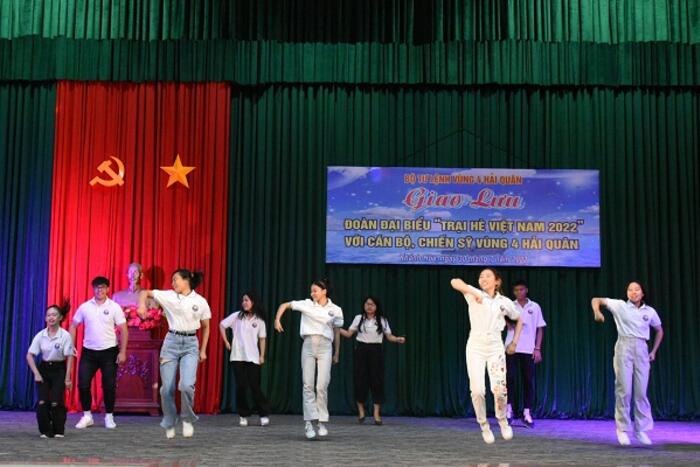 Tiết mục biểu diễn văn nghệ của các đại biểu Trại hè Việt Nam tại buổi giao lưu