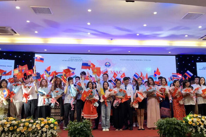 Lãnh đạo Uỷ ban Nhà nước về NVNONN, Bộ Ngoại giao, lãnh đạo UBND tỉnh Bà Rịa - Vũng Tàu chụp ảnh cùng các đại biểu Trại hè Việt Nam 2022.