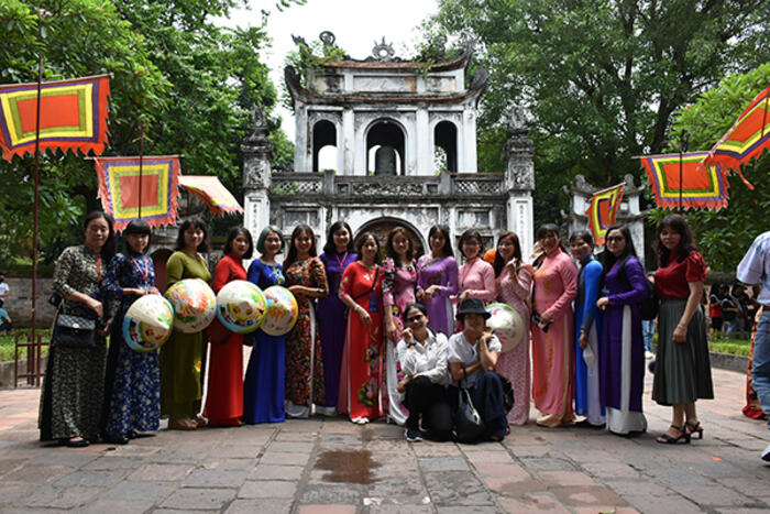 Đoàn chụp ảnh lưu niệm trước cổng Văn Miếu- Quốc Tử Giám 