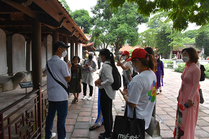 Đoàn nghe giới thiệu về bia tiến sĩ,  truyền thống tinh thần hiếu học của người Việt Nam 