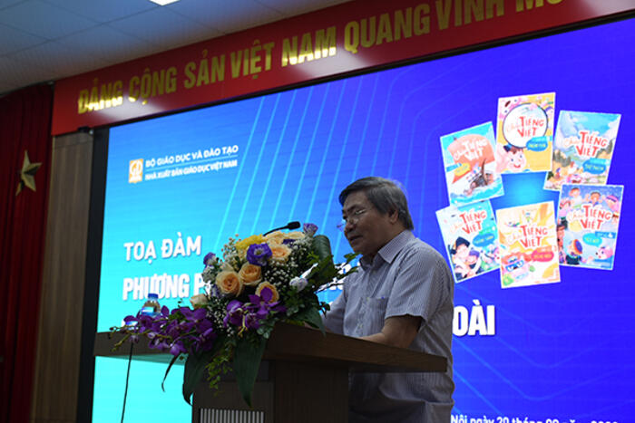 Giáo sư Nguyễn Như Ý chia sẻ sự khác biệt trong công tác giảng dạy tiếng Việt cho người Việt Nam ở nước ngoài và người nước ngoài học tiếng Việt, việc dạy tiếng Việt cho trẻ em nước ngoài và trẻ em người Việt Nam ở nước ngoài