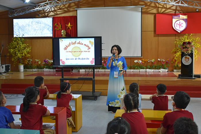 Cô Nguyễn Thị Thu Hà bày tỏ niềm vui và cảm động khi lại được đón tiếp các thầy cô đồng nghiệp từ các nước trên thế giới