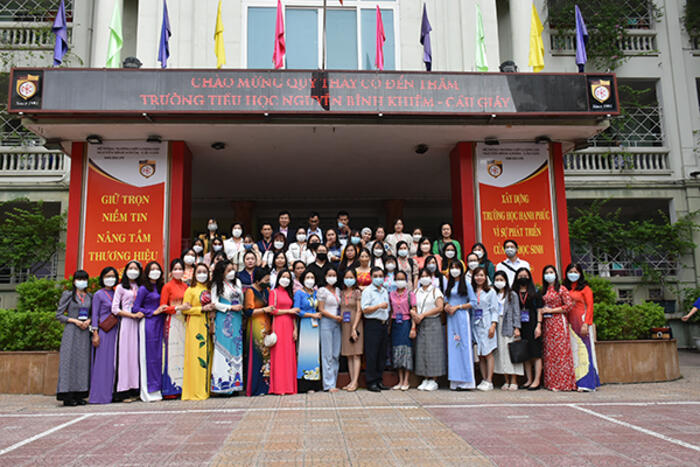 Đoàn chụp ảnh lưu niệm với các thầy cô giáo Trường Tiểu học Nguyễn Bỉnh Khiêm