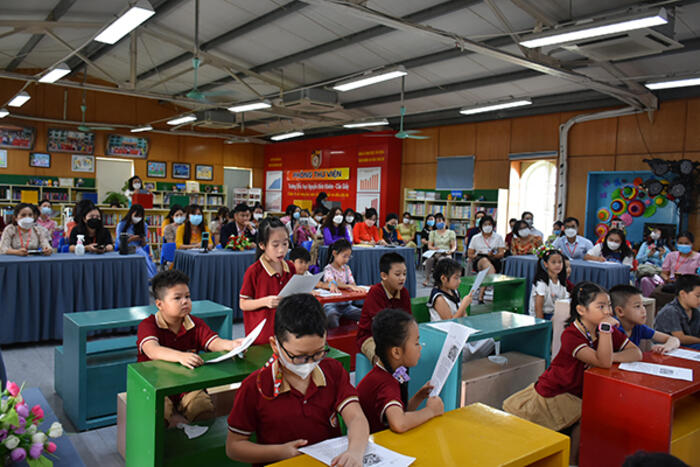 Các thầy cô dự giờ lớp học tiếng Việt
