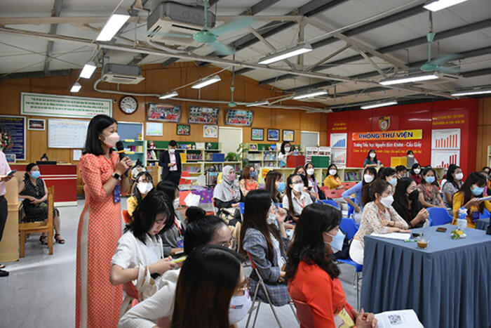 Giáo viên kiều bào chia sẻ tình cảm và trao đổi công tác chuyên môn với các thầy cô  Trường Nguyễn Bỉnh Khiêm