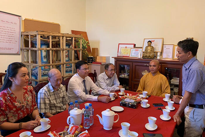 Chủ tịch Trung tâm Phật giáo Việt Nam tại Ba Lan Phạm Văn Dư báo cáo hoạt động của Trung tâm với Đoàn công tác