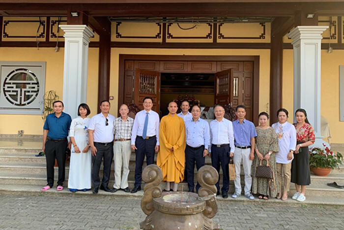 Thứ trưởng Phạm Quang Hiệu và đoàn công tác chụp ảnh lưu niệm tại chùa Nhân Hòa