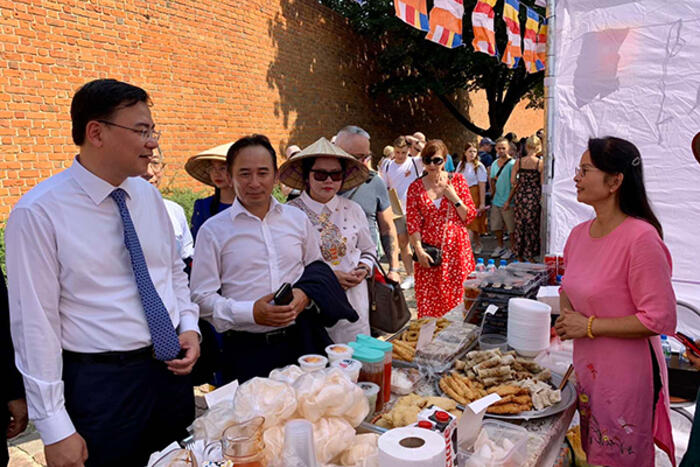 Thứ trưởng Phạm Quang Hiệu tham quan gian hàng tại Lễ hội