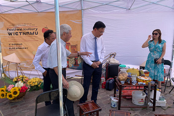 Thứ trưởng Phạm Quang Hiệu tham quan gian hàng tại Lễ hội