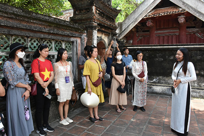 Đoàn nghe giới thiệu về Khu Di tích Lịch sử và Kiến trúc Nghệ thuật Cố đô Hoa Lư và thân thế sự nghiệp Đức Vua Đinh Tiên Hoàng