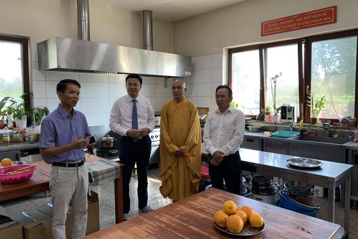 Thứ trưởng Phạm Quang Hiệu thăm bếp của chùa, nơi đã nấu ăn phục vụ cho 500 Người Việt tại Ucraina tạm trú tại Ba Lan