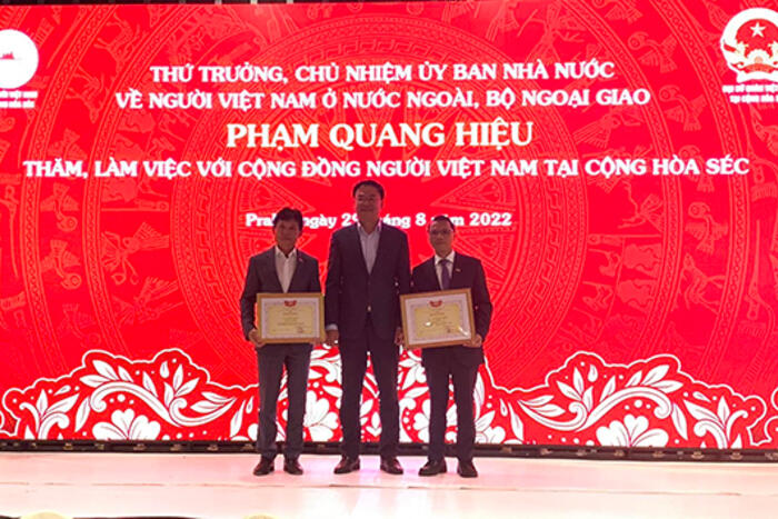  Thứ trưởng Phạm Quang Hiệu đã trao Bằng khen của Chủ tịch Ủy ban Trung ương Mặt trận Tổ quốc Việt Nam cho ông Nguyễn Duy Nhiên và ông Giang Thành