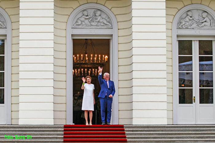 Tổng thống Liên bang Frank-Walter Steinmeier cùng với phu nhân Elke Büdenbender bước ra khỏi lâu đài và vui vẻ chào đón 9.000 vị khách trong công viên của lâu đài Bellevue đến dự lễ hội công dân (Bürgerfest).