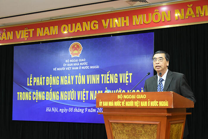 Đại sứ Nguyễn Phú Bình, Chủ tịch Hội Liên lạc với NVNONN phát biểu.
